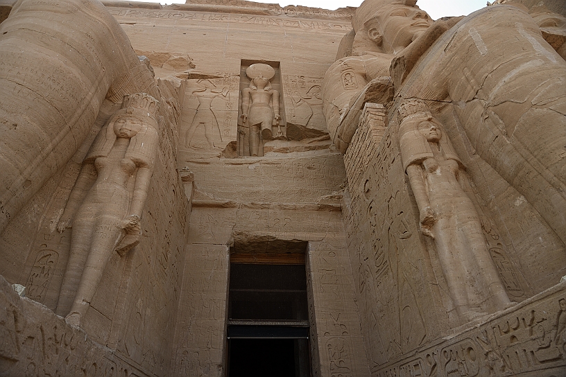 59 MAK_6549.jpg - Ci si avvia ad entrare nel tempio.